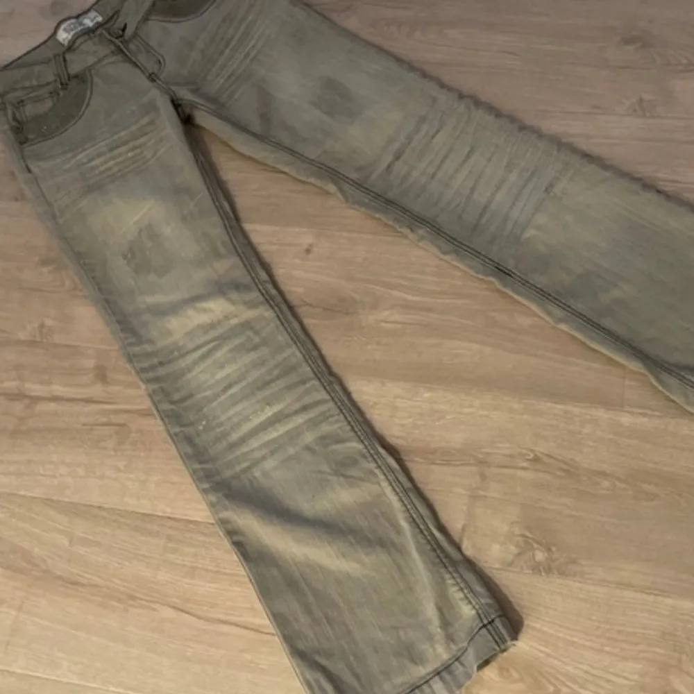 Skit snygga lågmidjade jeans med glittriga detaljer på. Jeansen är bootcut.   Midjemått - 36 cm Innerbendlängd - 81 cm Ytterbenslängd- 104 cm   Säljer då de tyvärr var för små. Pris kan diskuteras . Jeans & Byxor.
