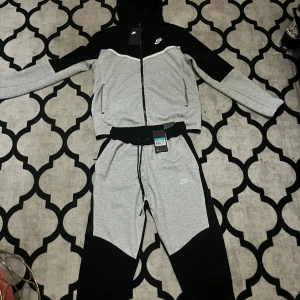 Nike tech fleece - Helt ny Nike tech fleece dress aldrig använd prislappen är kvar jätte fin färg och passar även tjejer och och killar 