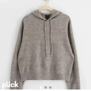 Stickad Lindex hoodie❤️ - Stickad Lindex hoodie i en brun färg❤️ storlek xs! Obs det finns ett hål men det går att sy ihop, kom privat för egna bilder❤️