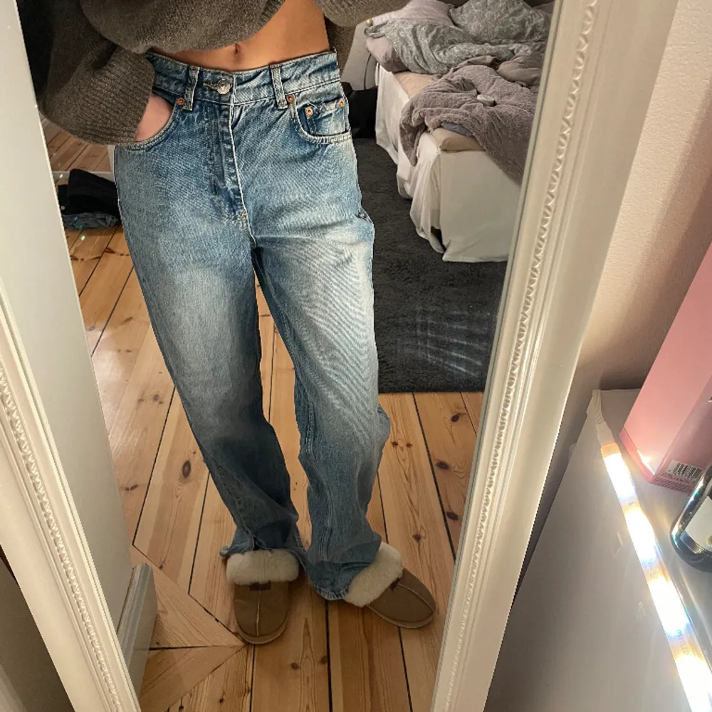 Blå jeans med slit från gina tricot 💕. Jeans & Byxor.