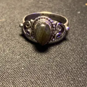 Silver ring finns att hämta i Hökarängen.  Stolek: 6  925 silver.