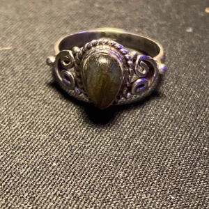 Silver ring - Silver ring finns att hämta i Hökarängen.  Stolek: 6  925 silver.