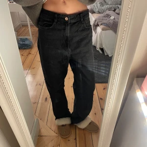 Zara jeans - Svarta/gråa jeans från zara baggy