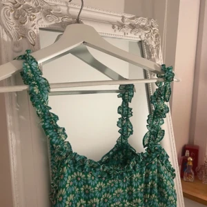 Sommarklänning, Zara - Jätte söt sommrig klänning från Zara! Aldrig använt den då den är för liten🥹🫶🏼 