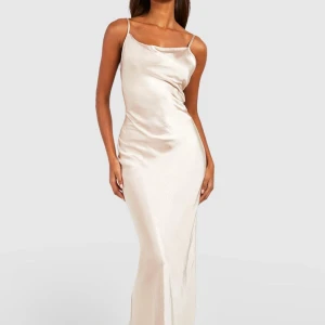 Balklänning - Jätte fin balklänning, har bara prövat den💞 Pris kan diskuteras😍