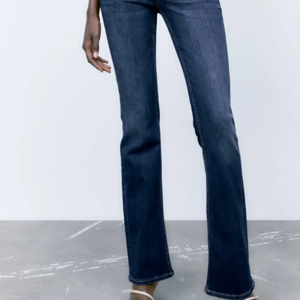 Jeans från Zara som är sparsamt använda. Storlek 32 Low Waist.. Jeans & Byxor.