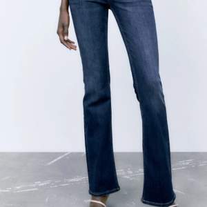 Jeans från Zara som är sparsamt använda. Storlek 32 Low Waist.