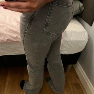 Gråa jeans - Säljer dessa jeans. De är använda få gånger och är midwaist. Som nya💗