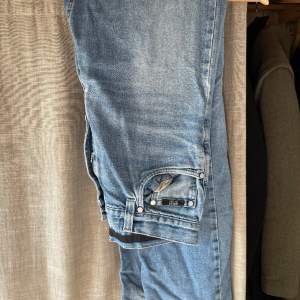 Hugo boss jeans regular fit Använda men i bra skick förutom liten fläck på vänstra ben knappt synligt