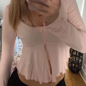 Topp - Populär topp från Gina tricot, stretchiga skönt material. Ny pris 260kr och slutsåld! I fint skick sällan använd. Säljer då den inte kommer till användning längre