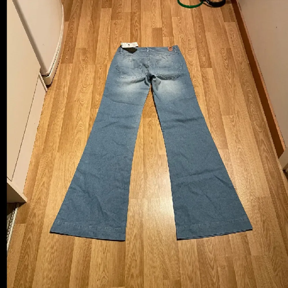 Skitsnygga ljusblå jeans med lapparna kvar🥰 midjemått rakt över- 34 cm Innerbenslängd 85 cm Bilderna är lånade❣️ . Jeans & Byxor.