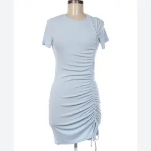 Blå klänning med justerbart knyte på ena sidan Aldrig använt