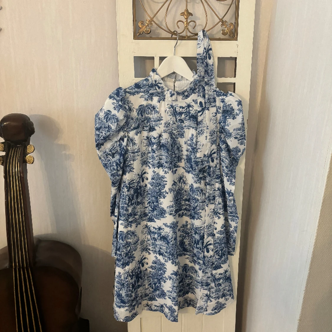 Toile de jouy klänning ny med skärp
