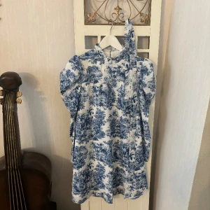 Toile de jouy klänning ny med skärp - Storlek 11-12 år