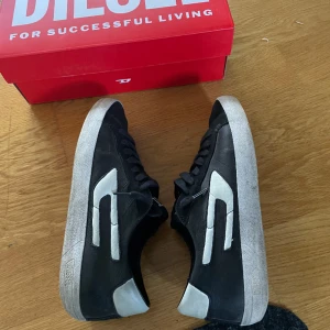 Diesel skor strl 42 - Säljer dessa sjuka ”loubs” i strl 42 köpta för 2 månader sedan och är fortfarande i bra skick 799kr