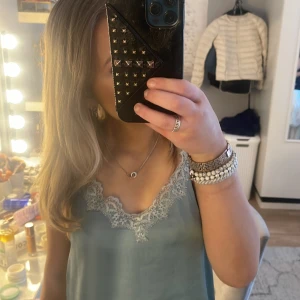 Spets topp - Ett super fint spets linne från vero moda knappt använt och inga defekter köpt för 300kr  Skriv om ni har några funderingar❤️💋