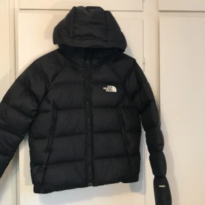 Lätt dunjacka The North Face - Perfekt skick. Knappt använd. Nypris ca 2600kr