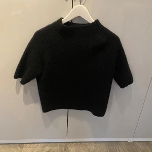 Stickad t-shirt  - Svart stickad t-shirt. Säljer för att den inte kom till användning.