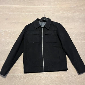 Overshirt - Overshirt från j&j storlek M köpt för några månader sedan använd ett fåtal gånger så nyskick på den. Nypris:1100 Mitt pris:379kr (Passar de som är runt 175-185cm)