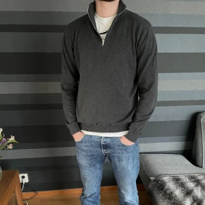 Halfzip tröja - Jack and Jones halfzip, storlek L, inga fläckar eller annat, modellen: 190 cm lång och väger 85 kg