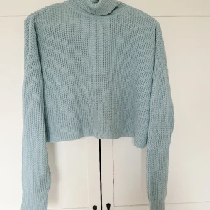 Ljusblå stickad polotröja  - Nyskick i bra kvalite. Priset går att diskutera. Köparen står för frakten🩷
