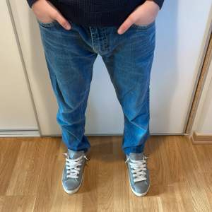 Tja. Säljer dessa as feta Nudie jeans. Skicket är bra. OBS! Av klippta längst ner. Tveka inte på att fråga. Storleken är W27 L34 men är av klippta så passar typ W27 L30