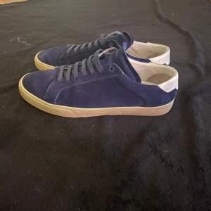 Tja säljer dessa blåa saint Laurent skor i mocka. Skicket på skorna är 9/10 med inga defekter. Storleken på skorna är 44. Nypris, 6000kr, mitt pris 2799kr. Skriv för ytterligare frågor eller funderingar 