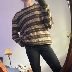 stickad tröja  - så din stickad tröja! indievibeee! har strl s och denna är oversize, kanske L! hör av er💗