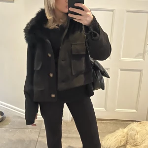 Kappa med päls  - Säljer denna superfina meotine liknande kappa med päls upptill. Den är i ny skick och den är köpt på chelsea för 1000kr🥰
