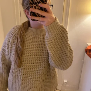 Beige tröja - En super gullig beige tröja men som tyvärr inte kommer till användning. Bra skick❤️