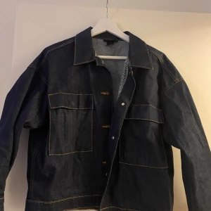 Jeansjacka från monki - Nästan helt oanvänd. Från monki i XS men lite oversized i modellen