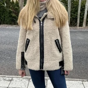 Zara Teddyjacka - Funderar på att sälja denna eftertraktade pile/teddy jacka från Zara som är så snygg och unik 😍 passar perfekt nu till våren 💗☀️ 