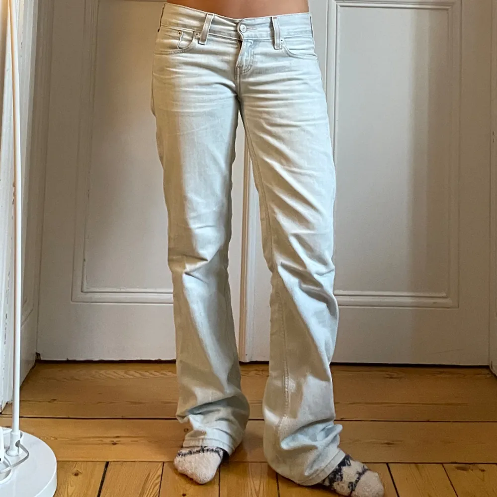 Levis jeans i modellen eve, jättefin ljusblå färg till våren!  Midjemått: 80cm Innerbenslängd: 81cm  Använt men bra skick. Jeans & Byxor.