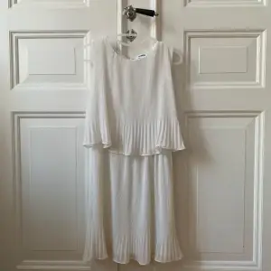 Perfekt klänning till skolavslutning eller allmänt sommaren! 💗 Aldrig använd, köpt på Zalando för några år sedan. Köparen står för frakt 📦 Kom privat vid frågor eller intresse 🥰