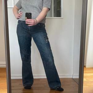 snygga jeans med panther broderad på högra byxbenet. midjemått ca 78cm
