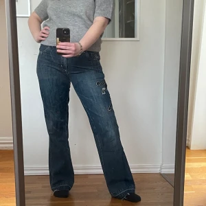 snygga jeans broderi - snygga jeans med panther broderad på högra byxbenet. midjemått ca 78cm