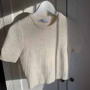 Stickad kortärmad tröja - Super fin kortärmad stickad tröja, säljer då den inte kommer till användning, använts två gånger och har inga defekter. Kontakta vid frågor! 🫶