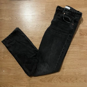 Zara jeans  - Raka midwaist jeans i mörkgrå färg💞