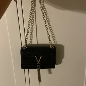 Valentino väska - Jätt snygg valentino väska, kedjan kan man justera hur lång den ska vara, som ny kommer bara aldrig till användning 💓pris kan diskuteras vid snabb afärr