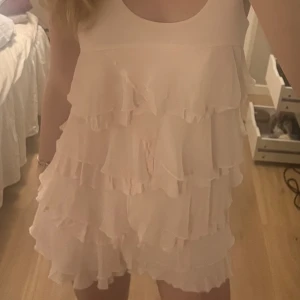 Rosa volang klänning - Sötaste klänningen från hm! Älskar denna, tar emot att sälja, men den är lite för kort för mig! Jag är 170 och den går lite över låren. 💘💘💘💘💘💘