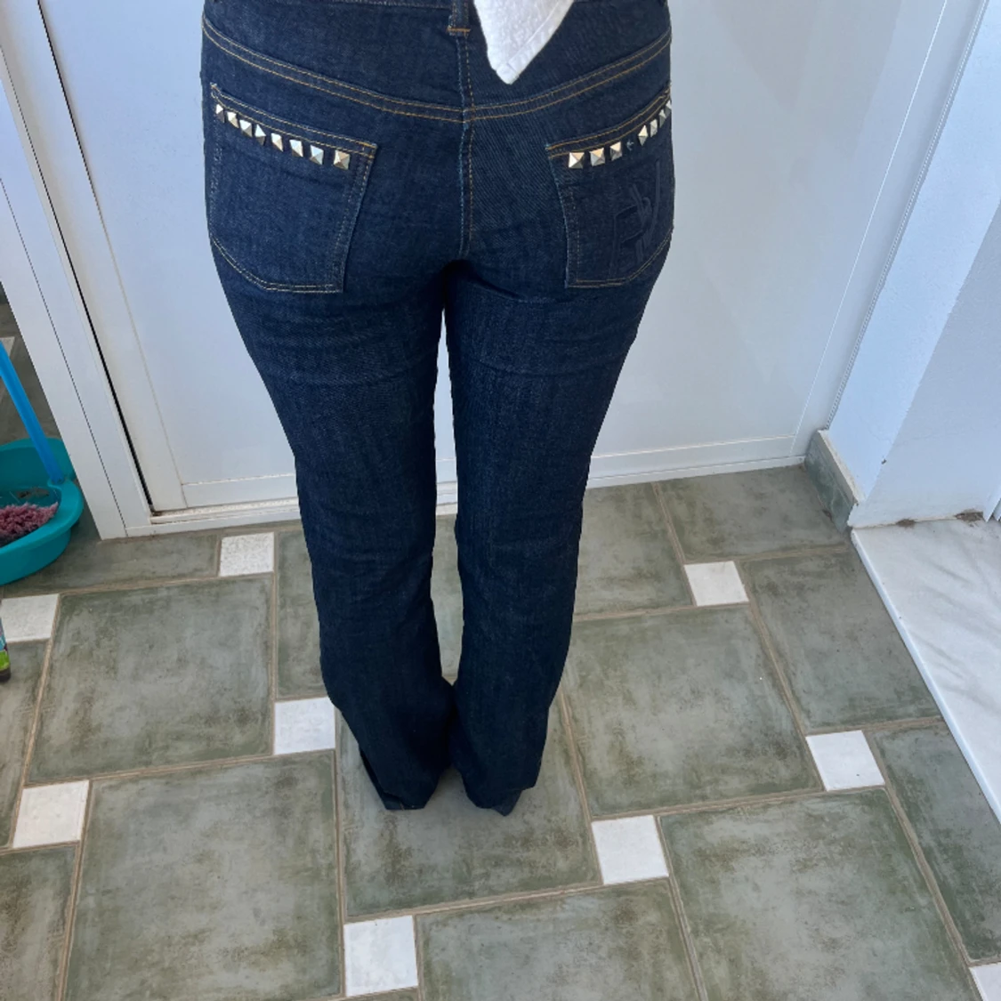 lågmidjade jeans med nitar - 90
