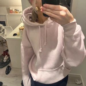 Rosa hoodie  - En jätte skön rosa hoodie från bikbok, har en liten fläck (se andra bilden) vid huvan, men går säkert bort i tvätt med medel. 