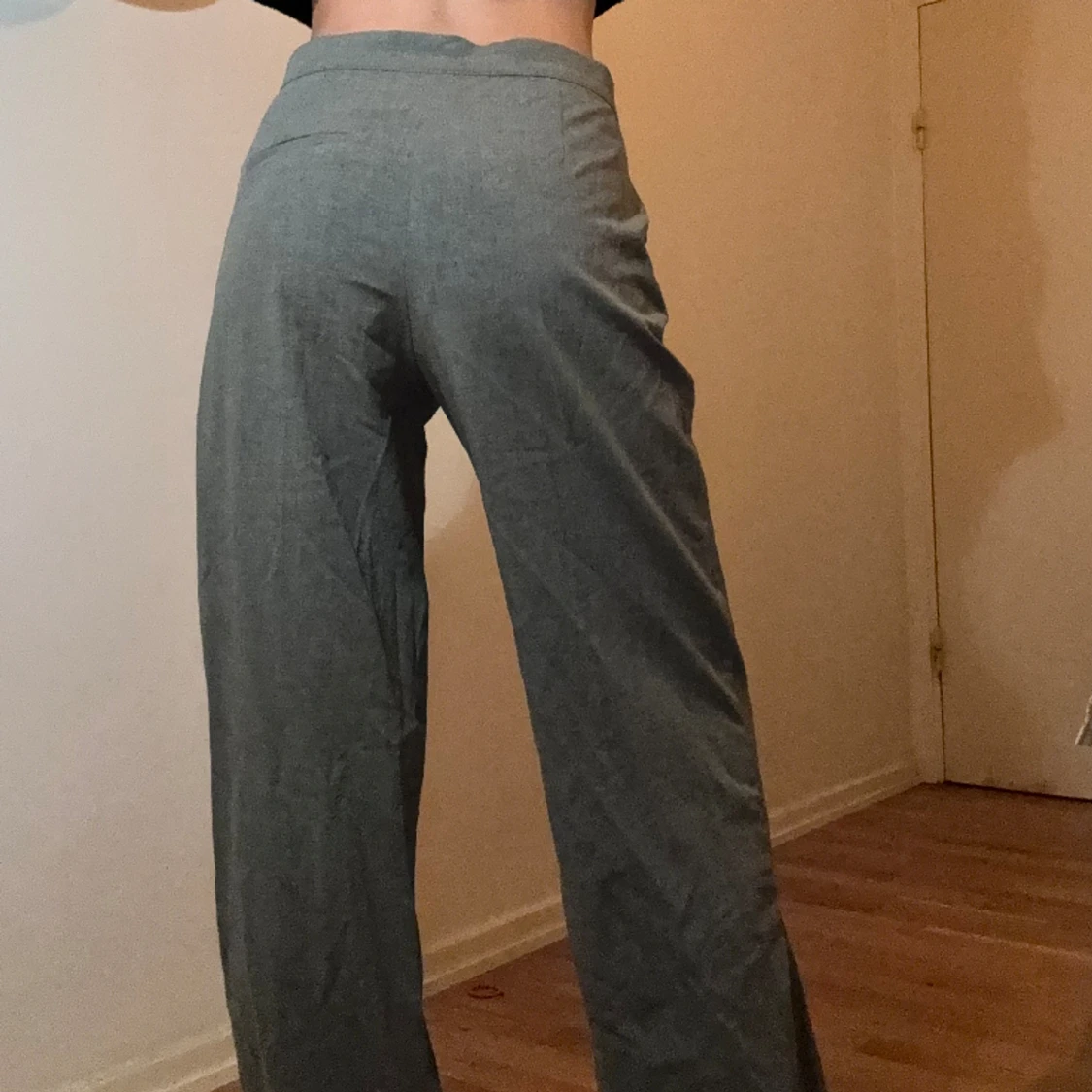 Gråa kostymbyxor - 90