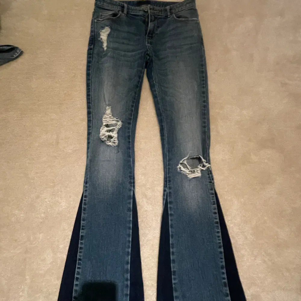 Så sjukt coola bootcut jeans med slitningar. Midjemåttet 37 och innerbenslängd 80💕 Skriv för mer info💕. Jeans & Byxor.