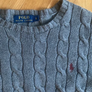 Ralph lauren kofta - En sparsamt använd Ralph lauren tröja som är för stor för mig. Tar gärna emot byten. 