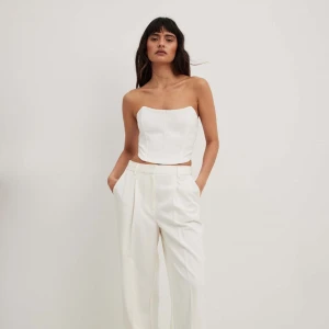 Vit topp - Säljer denna topp från nakd i storlek 38! Använd fåtal gånger så den är i bra skick! Säljer för 200kr +frakt