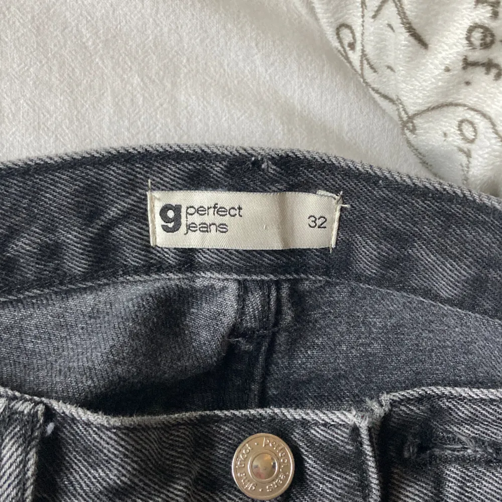 Säljer dessa jättefina jeans då de blivit försmå för mig. De är i bra skick! Originalpris: 500kr. Säljer bara igenom plick. . Jeans & Byxor.