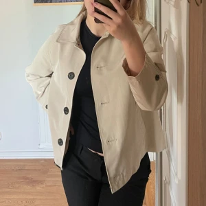 Trenchcoat  - Helt oanvänd trenchcoat som köptes förra året från veromoda. Helt perfekt nu till våren, den är även rymlig i ärmarna så man får plats med en stickad tröja under. Fina knappar i ärmslutet oxå ☺️