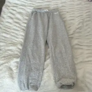 Hej jag säljer dessa gråa mjukis byxor då jag inte använder de. Köparen står för frakt
