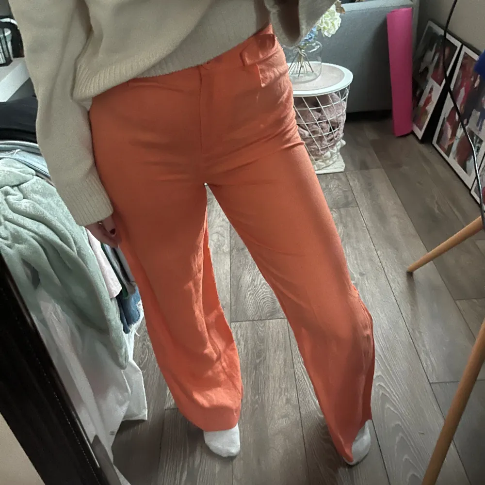 Orange linnebyxor från Bershka, storlek 36. I fint skick använda 2 gånger. Högmidjade och raka. Otrolig färg på sommaren🙏🏻. Jeans & Byxor.